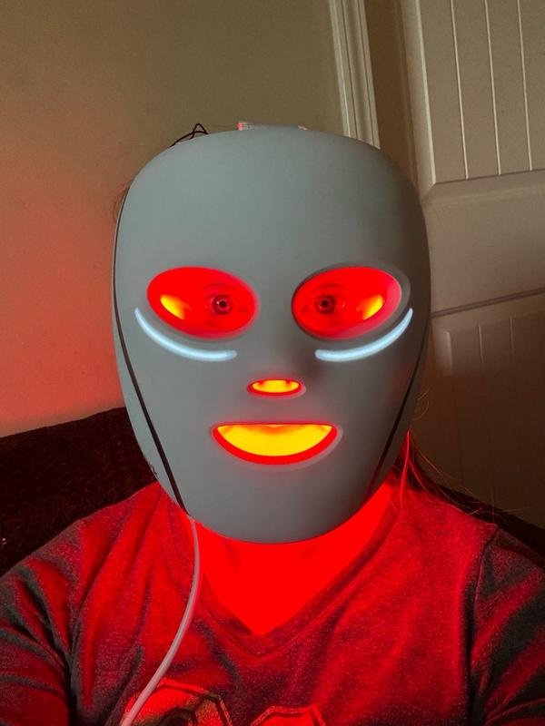 Shark CryoGlow glowing during treatment